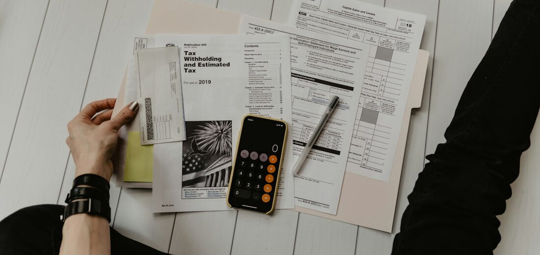 Taschenrechner und Unterlagen zur Baufinanzierung