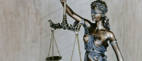 Justitia-Statue als Symbol für Recht