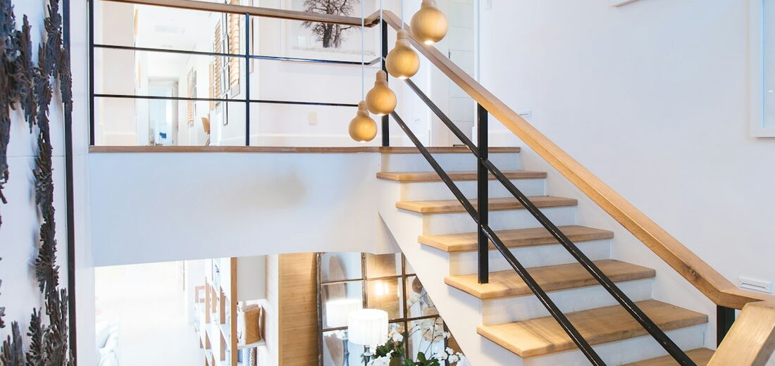 Helle Treppe in einem modernen Wohnhaus